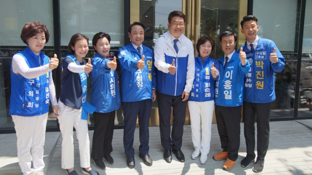 광주를 방문한 더불어민주당 송영길 국회의원이 임택 후보와 선거원들과 함께 화이팅을 외치고 있다