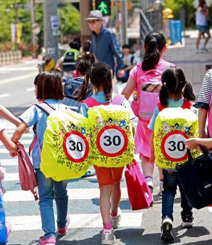 전라북도교육청, 안전한 등하굣길 위한 가방 안전덮개 보급 기사의 사진