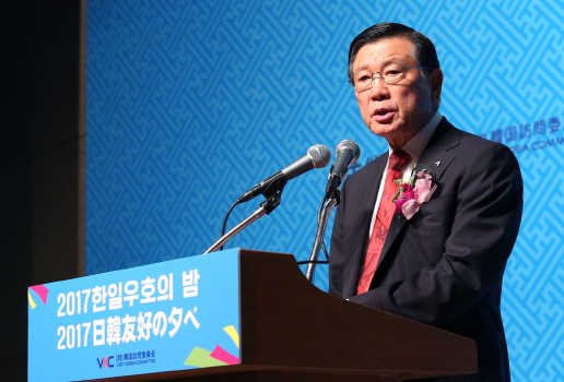 한국방문위원회 박삼구 위원장이 지난해 열린 한일 우호의 밤 행사에서 환영사를 하고 있다.