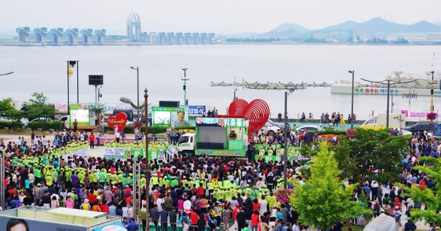 박홍률 목포시장후보를 비롯한 민주평화당 소속 목포지역 선거출마자들이 4일 목포 평화광장에 모여 합동 유세를 열고 있다.