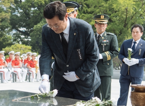 이용섭 광주시장 후보, 현충일 맞아 현충탑 참배