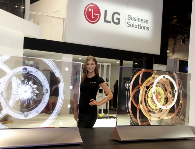 LG전자 모델이 ‘투명 올레드 사이니지’를 소개하고 있다. 사진=LG전자 제공