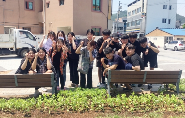 목포대학교 4-H 회원들이 1일 만든 골목길 정원
