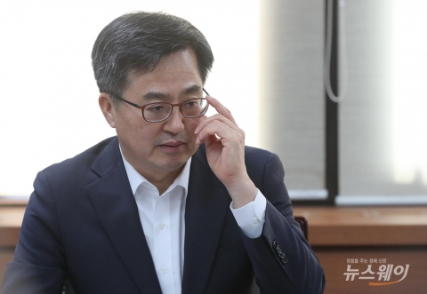 김동연 “소득·분배 악화는 구조적 문제”