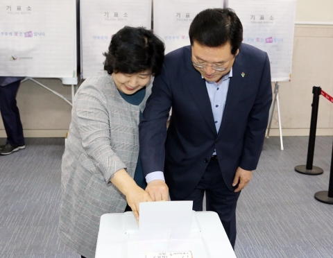 이용섭 광주시장 후보, 8일 가족·지지자와 사전투표