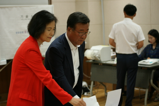 8일 박정오 성남시장 후보가 부인 이경연 씨와 야탑1동 주민센터에서 투표하고 있다.