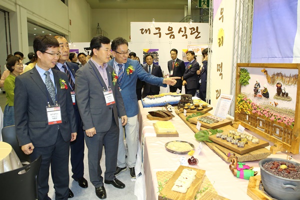 김승수 대구시장권한대행과 관계자들이 박람회장을 둘러보고 있다.(사진제공=대구시)