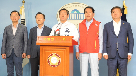 10일 유정복 인천시장 후보가 국회에서 한국당 소속 인천지역 의원들과 함께 기자회견을 열고 정태옥 의원을 규탄하고 있다.