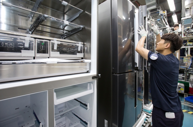 삼성전자 직원들이 광주사업장의 생활가전 생산라인에서 프리미엄 냉장고를 분주하게 생산하고 있다. 사진=삼성전자 제공