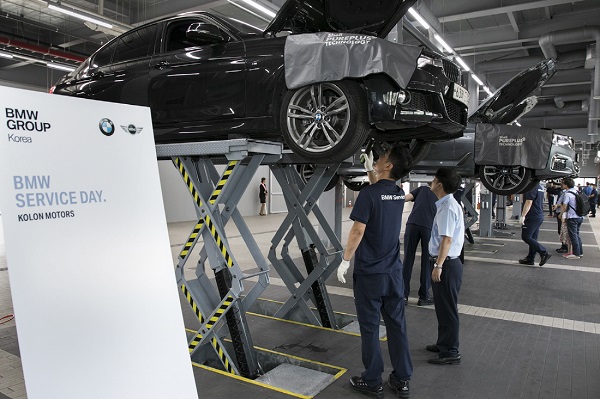 ‘BMW 서비스 데이’에는 총 40명의 고객이 참석한 가운데 현장 투어를 포함, BMW 공식 서비스센터의 도장, 판금 등 뛰어난 기술력을 바탕으로 한 수리 방법 및 오리지널 부품에 대한 우수성을 소개하는 프로그램이 진행됐다. 사진=BMW 제공