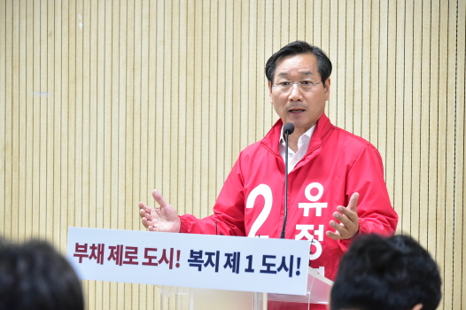 11일 유정복 인천시장 후보가 시청 브리핑룸에서 기자회견을 열고 있다.