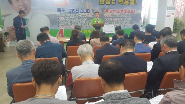 박홍률 목포시장 후보가 11일 김종식 후보 7대 의혹 해명을 촉구하는 기자회견을 하고 있다.