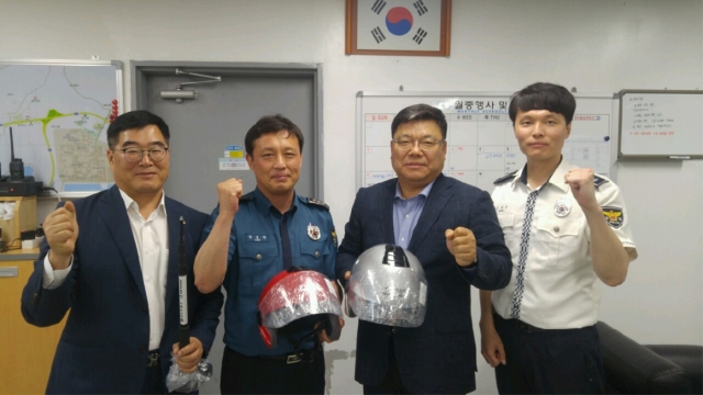 손보협회 호남본부 김양식 본부장(오른쪽 두번째)이 완도경찰서 김선권 서장(왼쪽 두번째)에게 교통안전물품을 전달하고 있다.
