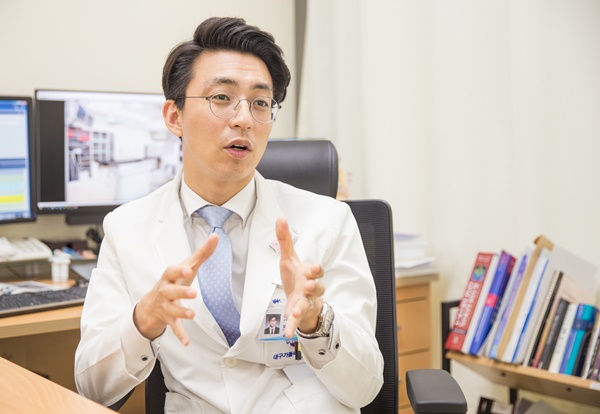 대구가톨릭대병원 방사선종양학과 설기호 과장이 방사선치료에 대해 설명하고 있다.(사진제공=대구가톨릭대병원)