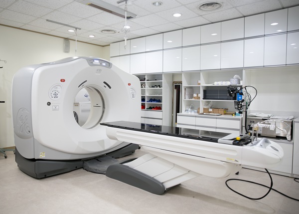대구가톨릭대병원이 지난해 9월 대구경북지역 대학병원 최초로 도입한 고급 방사선 치료 계획용 CT, GE Discovery RT(사진제공=대구가톨릭대병원)