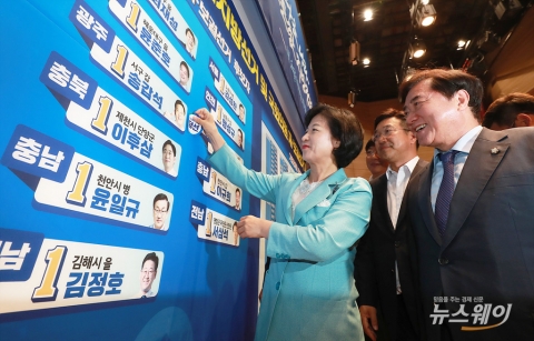 與 ‘싹쓸이’···문재인 선택한 民心