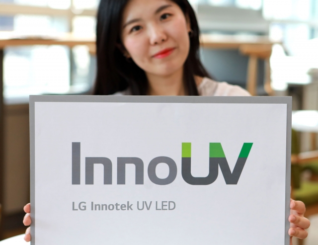LG이노텍 직원이 UV LED 전문 브랜드 ‘InnoUV’를 선보이고 있다. 사진=LG이노텍 제공