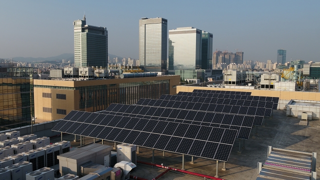 삼성전자 수원사업장 종합기술원 옥상에 설치된 태양광 발전 패널 모습. 사진=삼성전자 제공