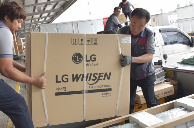14일 경기도 군포시에 위치한 LG전자 군포물류센터에서 에어컨 설치기사들이 LG 휘센 씽큐 에어컨을 배송하기 위해 분주히 움직이고 있다. 사진=LG전자 제공