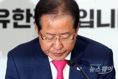 한국당, ‘재창당’ 요구 커져···친홍 vs 친박 다시 맞붙나