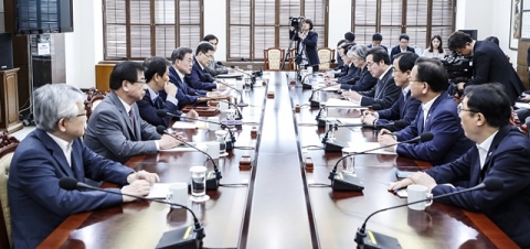 NSC 소집한 文대통령, ‘韓美훈련 중단’ 검토 언급