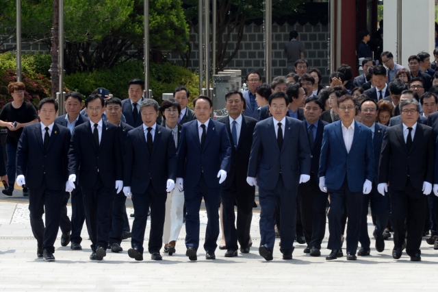 14일 더불어민주당 임택 광주 동구청장 당선자와 광주지역 더불어민주당 당선자가 국립 5·18민주묘지를 찾아 참배하고 있다.