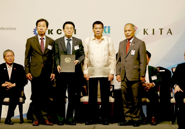 류병선 서희건설 부사장,(왼쪽부터) 주양규 SK건설 부사장, 로드리고 두테르테 필리핀 대통령, 알폰소 쿠시 필리핀 에너지부 장관. 사진=SK건설 제공.