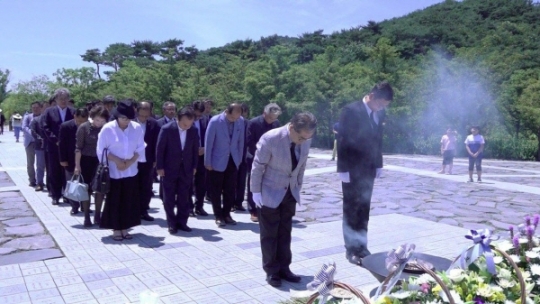 이재정 경기도교육감, 故 노무현 전 대통령 묘역 참배 기사의 사진