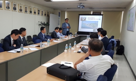 IPA 김종길 물류전략실장이 인천항 공동물류센터 조성계획에 대해 설명하고 있다.