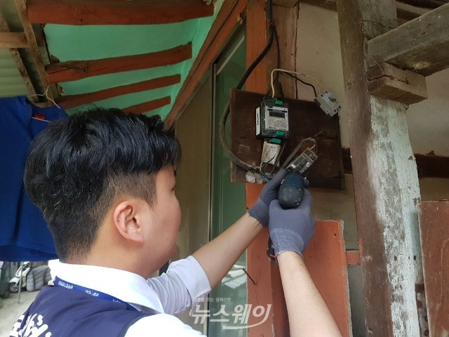현장정비팀이 재난 취약가구에 방문해 전기안전점검을 실시하고 있다.(사진=천안시 제공)