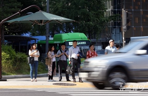 전국 곳곳에 ‘폭염주의보’···미세먼지 ‘보통’