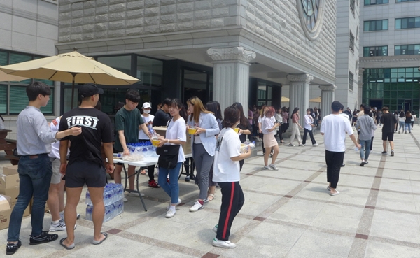대구과학대학교 총학생회 학생들이 18일 영송중앙도서관 1층 로비에서 학우들에게 도시락과 음료를 나눠주고 있다.(사진제공=대구과학대)