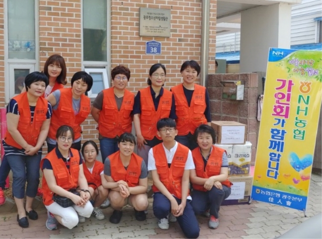 NH농협광주본부 여직원 봉사모임인 가인회 회원들이 광주청소년자립생활관을 방문해 봉사활동을 펼치고있다.