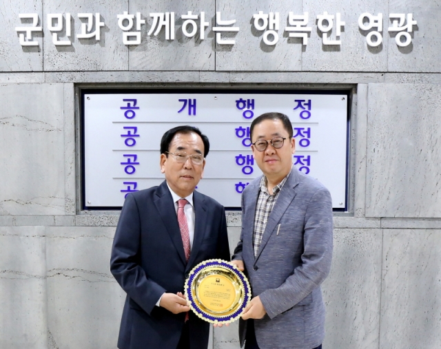 김준성 영광군수, 지구촌희망펜상 수상 기사의 사진