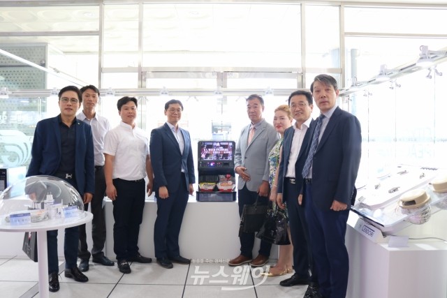 광주테크코파크는 우리지역 가전기업 제품의 브랜드 이미지 제고와 판매촉진을 통한 경쟁력 강화를 위해 ‘광주 공동브랜드(City Of Peace)’를 개발하고 지난 18일부터 광주유스케어 터미널에 광주공동브랜드 홍보관을 오픈, 인지도 제고와 판로 확보를 위한 공격적인 마케팅에 돌입했다.