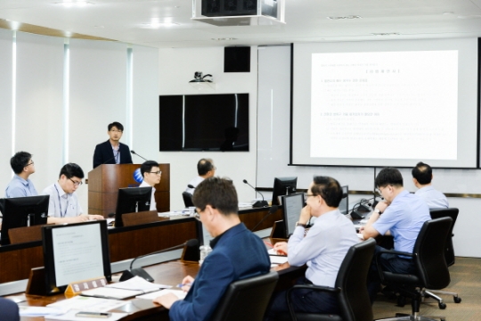 25일 한국중부발전 본사 컨퍼런스룸에서 ‘2018년 사내벤처 및 창업 공모전 선정 아이디어 발표’가 진행되고 있다.