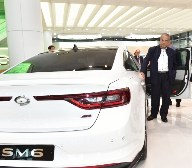 25일 호세 라모스 오르타 전 동티모르 대통령이 르노삼성자동차 부산공장을 방문해 SM6를 비롯한 자사의 모델들을 살펴보고 있다. 사진=르노삼성자동차 제공