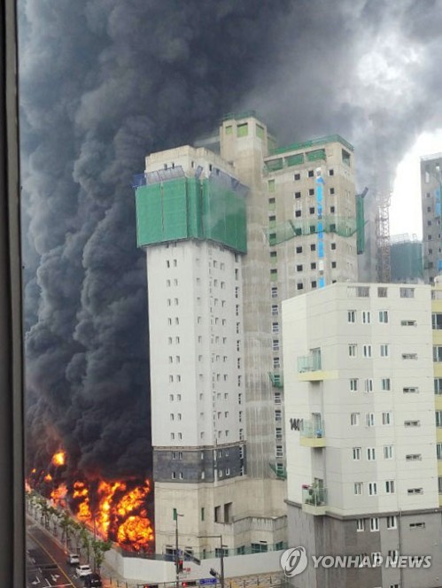 세종시 불, 아파트 건설현장서 화재···‘대응 1단계 발령’ 검은 연기 뒤덮여