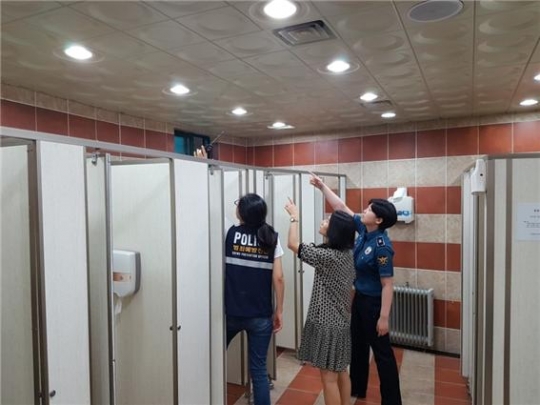 청도군이 공중화장실을 대상으로 함동점검을 실시했다.(사진제공=청도군)