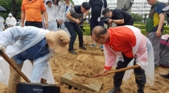 홍준표 ‘채무제로’ 표지석, 시민들에 의해 땅에 묻혀