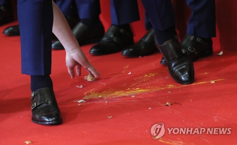 대표팀 귀국, 손흥민 인터뷰 중 계란 투척 ‘당황’···네티즌 ‘분노’