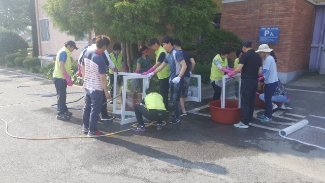 광양동초등학교에 사랑의 봉사단 청소 방문