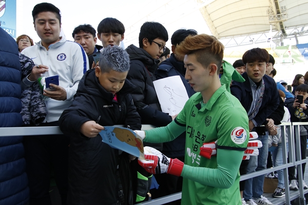 조현우 선수가 DG존에서 팬서비스를 하고 있다.(사진제공=대구FC)