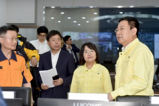 박남춘 인천시장이 2일 시청 IDC센터 6층에서 상습 침수지역 현장 관련 재난안전대책 회의를 하고 있다.
