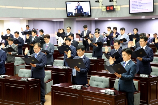 2일 열린 제8대 인천시의회 개원식에서 시의원들이 의원선서를 하고 있다.