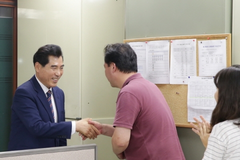  김상돈 의왕시장, 취임 후 직원들과 인사 나눠