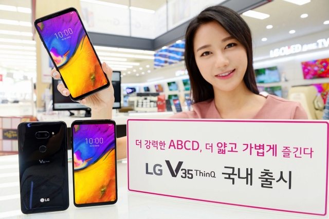 LG전자가 6일 프리미엄 스마트폰 LG V35 ThinQ를 이동통신 3사와 자급제 채널을 통해 국내시장에 출시한다. LG전자 모델이 LG V35 ThinQ를 소개하고 있다. 사진=LG전자 제공