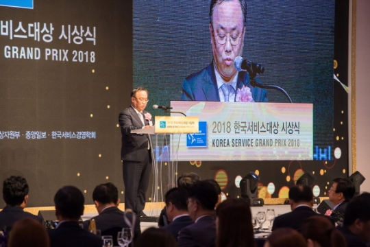 5일 열린 `2018 한국서비스대상`시상식에서 한국표준협회 이상진 회장이 인사말을 하고 있다.