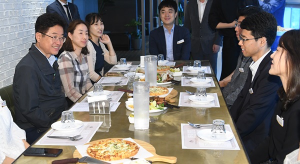 이철우 경북도지사는 5일 경북도청 젊은 직원 10여명과 점심으로 준비한 피자를 함께 나눠 먹으며 소통의 시간을 가졌다.(사진제공=경북도)