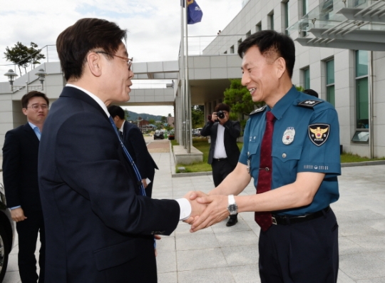 6일 오후 이재명 경기도지사가 경기북부지방경찰청을 방문해 김기철 경기북부지방경찰청장과 인사를 나누고 있다.